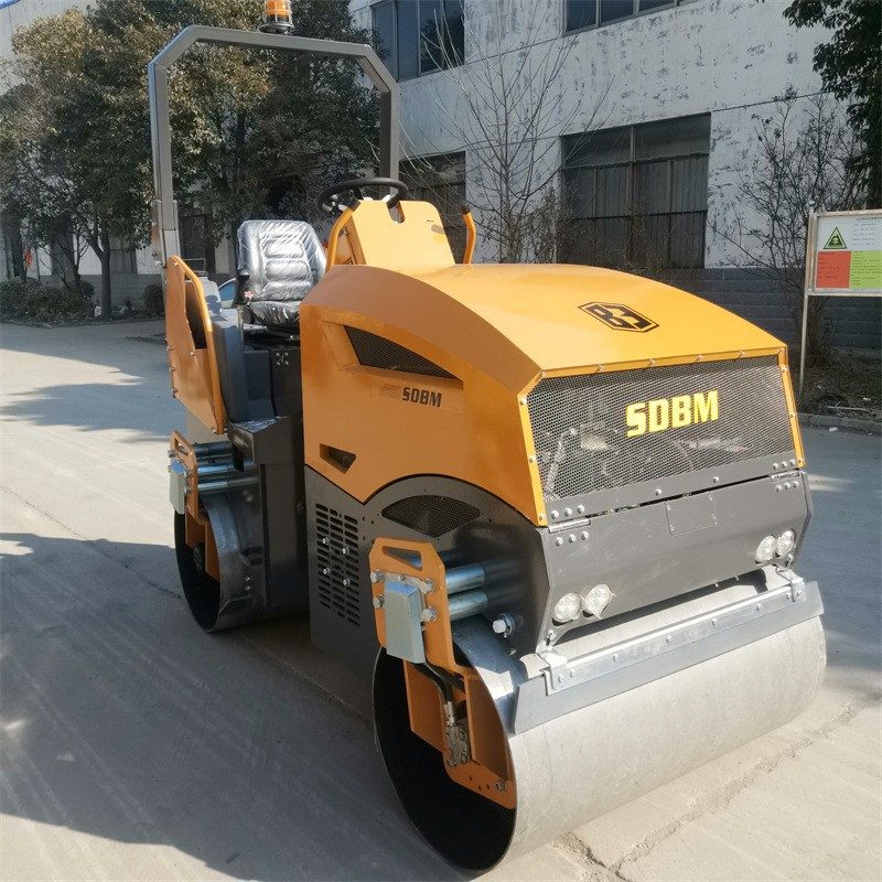 BM2000 Ride-On Roller 2T image 3
